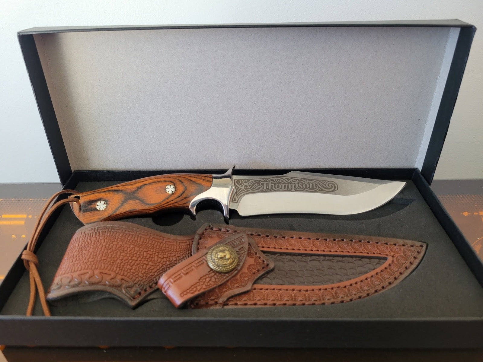Engraved hunting knife and tooled sheath